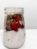 Parfait vegano con yogurt de coco, frutos rojos y pulpa de leche vegetal