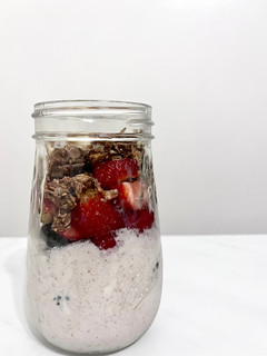 Una foto de Parfait vegano con yogurt de coco, frutos rojos y pulpa de leche vegetal