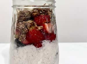 Una foto de Parfait vegano con yogurt de coco, frutos rojos y pulpa de leche vegetal