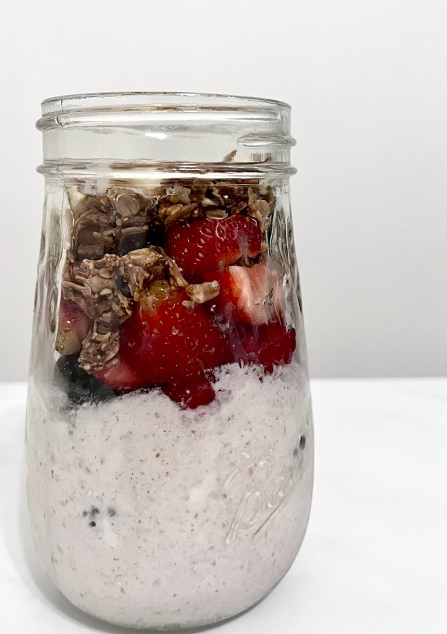 Una foto de Parfait vegano con yogurt de coco, frutos rojos y pulpa de leche vegetal