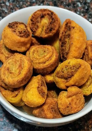 बाकरवडी (bakarvadi recipe in marathi) रेसिपी चे मुख्य फोटो 