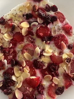 Una foto de Bark de Yogurt y Frutos Rojos