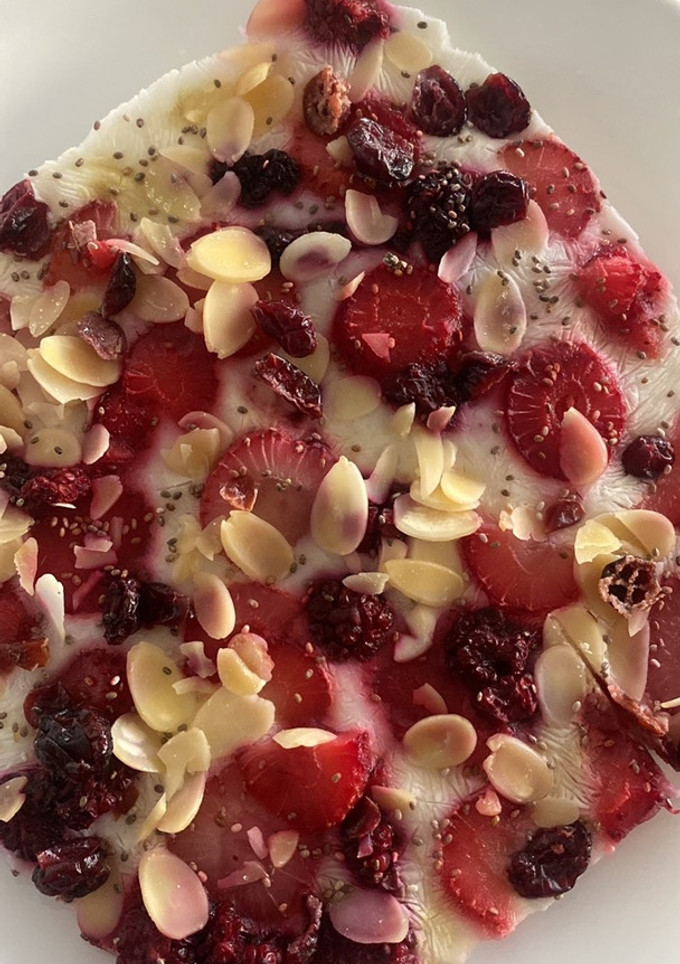Una foto de Bark de Yogurt y Frutos Rojos