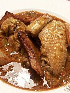 Una foto de Menudillos de pollo, en salsa de higadillos y cuñas de patatas fritas