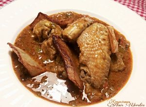 Una foto de Menudillos de pollo, en salsa de higadillos y cuñas de patatas fritas
