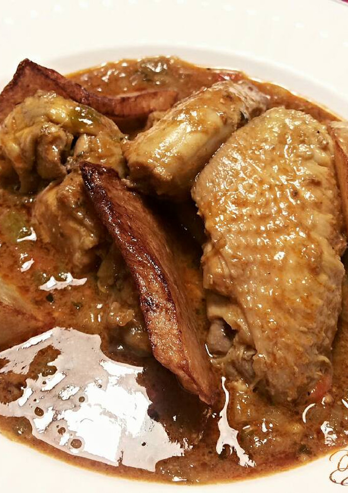 Una foto de Menudillos de pollo, en salsa de higadillos y cuñas de patatas fritas