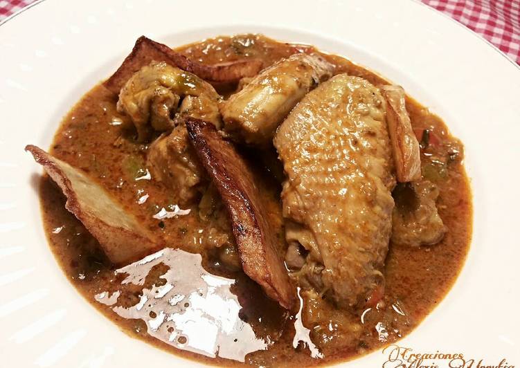 Menudillos de pollo, en salsa de higadillos y cuñas de patatas fritas