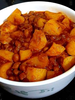 आलू काले चने की सब्जी (Aloo kale chane ki sabzi recipe in hindi) रेसिपी मुख्य फोटो
