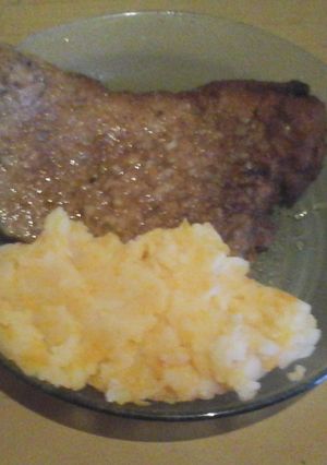 Una foto de Milanesas con puré mixto