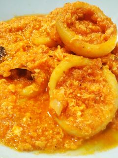 Una foto de Huevos revueltos con calamares