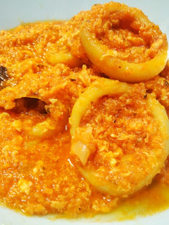 Una foto de Huevos revueltos con calamares