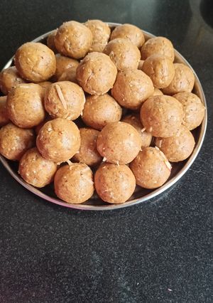पौष्टीक मेथीचे लाडू (Paushtik Methiche Ladoo Recipe In Marathi) रेसिपी चे मुख्य फोटो 