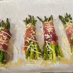 A picture of Prosciutto wrapped roasted asparagus.