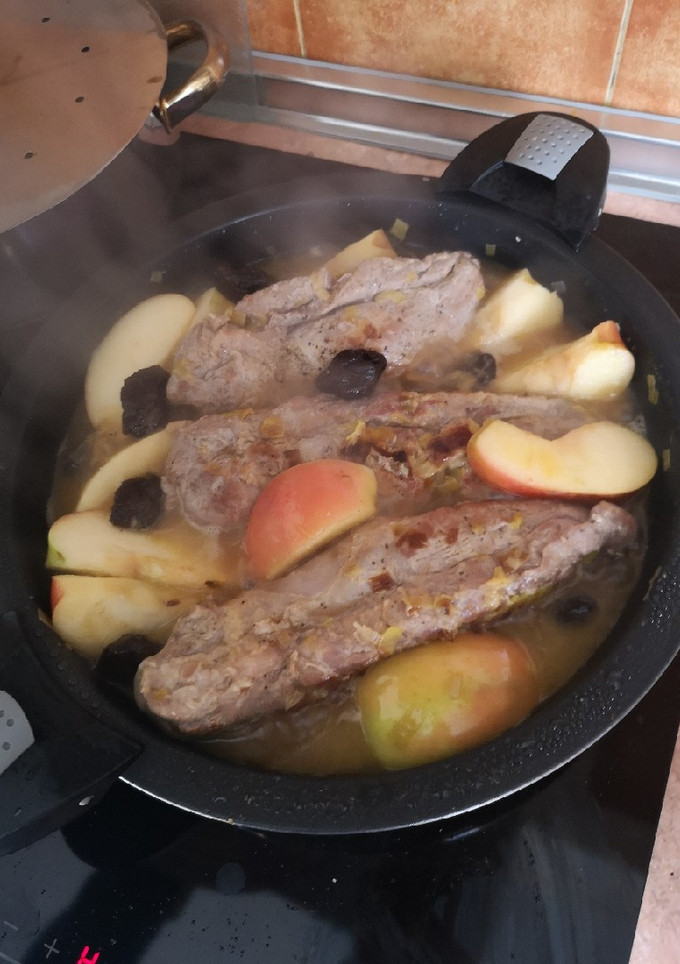 Una foto de Solomillo con manzanas y ciruelas