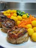 Bife de lomo con zanahoria glaseada y papas noisete