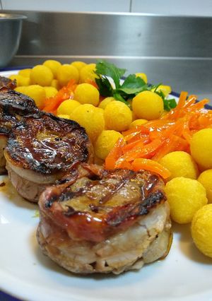 Una foto de Bife de lomo con zanahoria glaseada y papas noisete