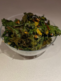 Una foto de Chips de kale picantes