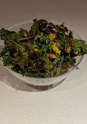 Una foto de Chips de kale picantes