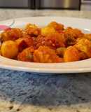 Ñoquis con pollo y salsa de tomate