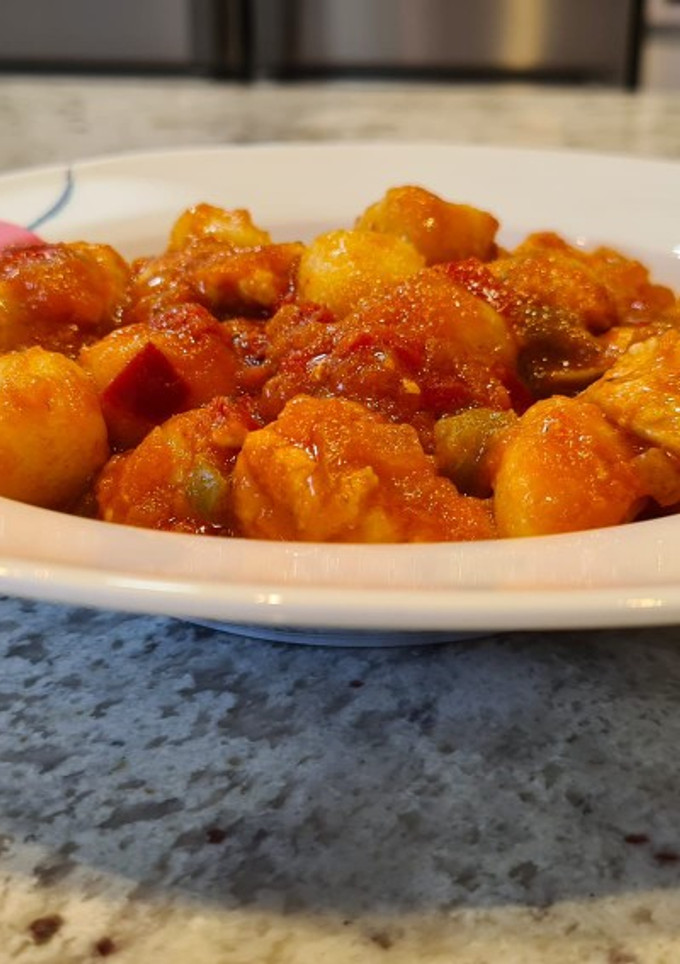 Una foto de Ñoquis con pollo y salsa de tomate