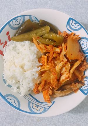Hình của món Cơm gà xào kim chi.