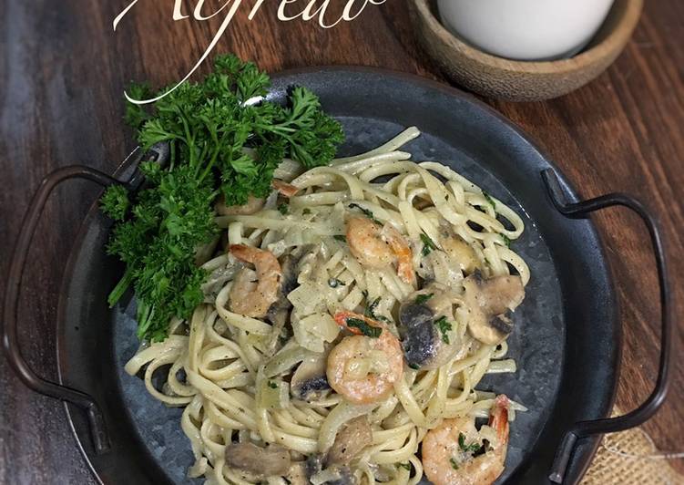 Fettucine Alfredo with Shrimp and Mushroom