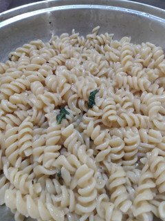 Una foto de Fideos con salsa de hojas de salvia