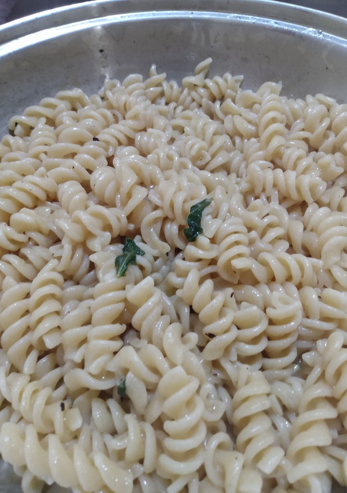 Una foto de Fideos con salsa de hojas de salvia