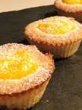 Financiers con orange curd