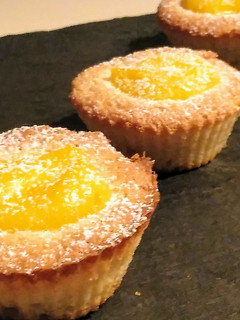 Una foto de Financiers con orange curd