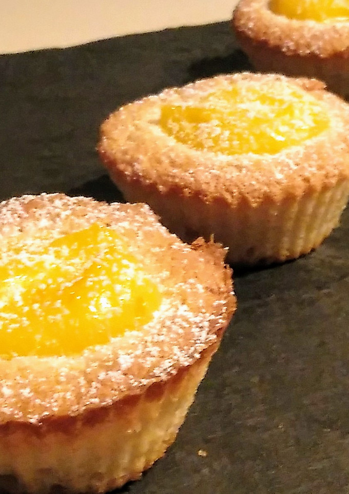 Una foto de Financiers con orange curd