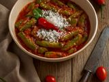 Bucce di fave con pomodoro e ricotta salata