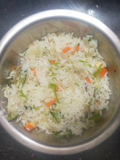 வேஜ் ப்ரெட் ரைஸ்(veg fried rice recipe in tamil) செய்முறை முக்கிய புகைப்படம்