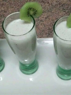 Una foto de Batido de kiwis y plátano
