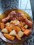 Pollo con papas y boniatos panaderos