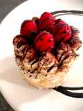 Dessert monoporzione - tortino del riciclo di pandoro, mousse allo spumante e lamponi freschi
