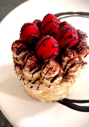 Foto di Dessert monoporzione - tortino del riciclo di pandoro, mousse allo spumante e lamponi freschi