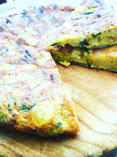 Una foto de Tortilla de patata con espárragos silvestre