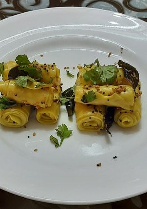 ખાંડવી (Khandvi Recipe in Gujarati) રેસીપી મુખ્ય ફોટો