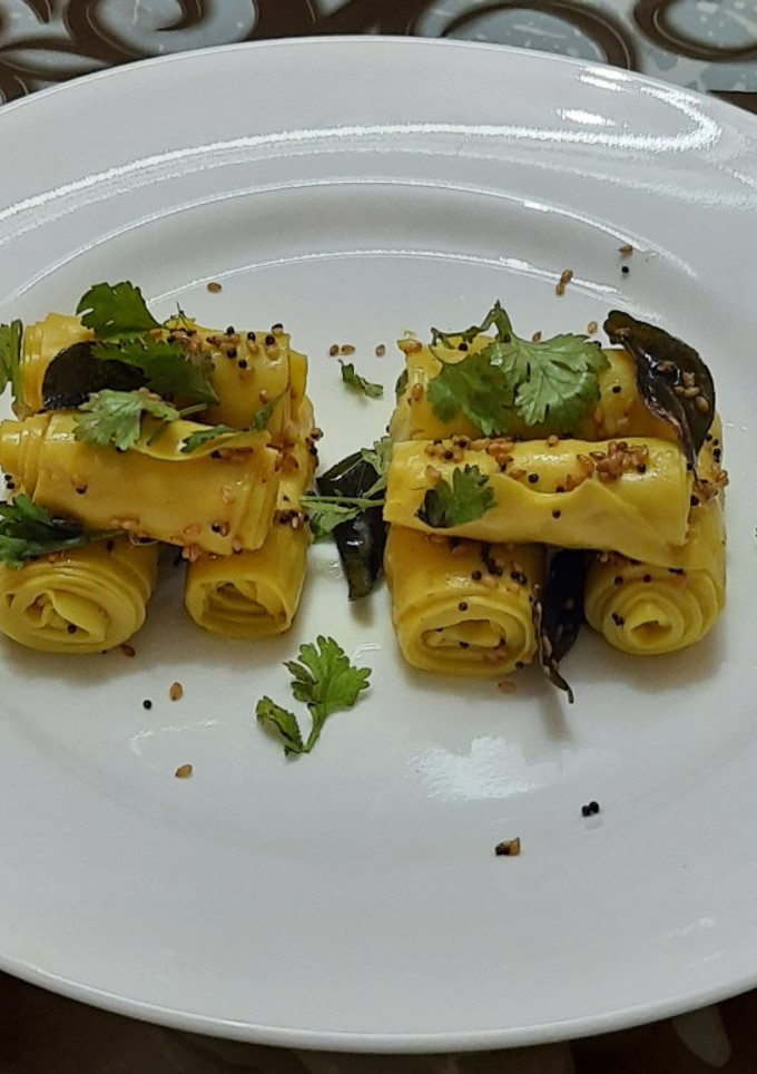 ખાંડવી (Khandvi Recipe in Gujarati) રેસીપી મુખ્ય ફોટો