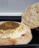 Provolone con ají molido en coca de pan casero