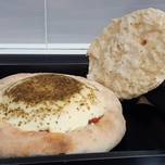 Provolone con ají molido en coca de pan casero