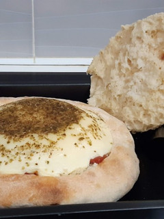 Una foto de Provolone con ají molido en coca de pan casero