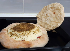 Foto principal de Provolone con ají molido en coca de pan casero