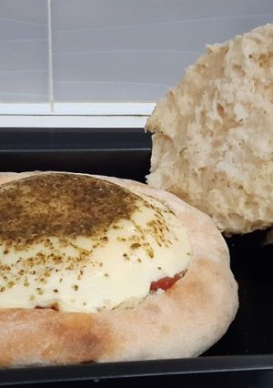 Una foto de Provolone con ají molido en coca de pan casero