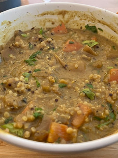 Una foto de Curry con carne y verduras