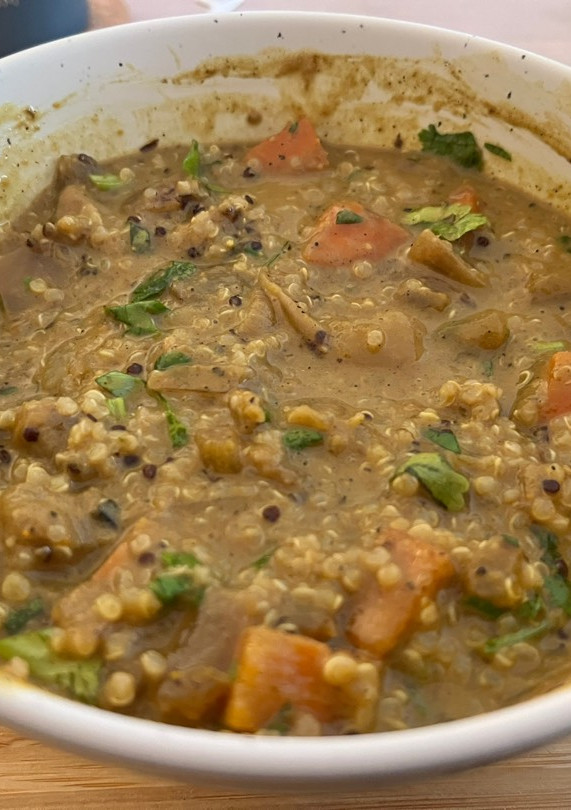 Una foto de Curry con carne y verduras