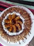 Tarta de durazno con bordes de chocolates.