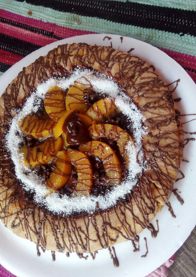 Una foto de Tarta de durazno con bordes de chocolates.