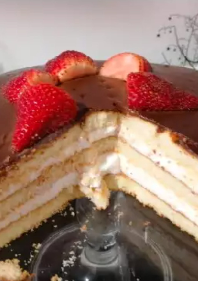 Una foto de Tarta de nata chantilly y chocolate